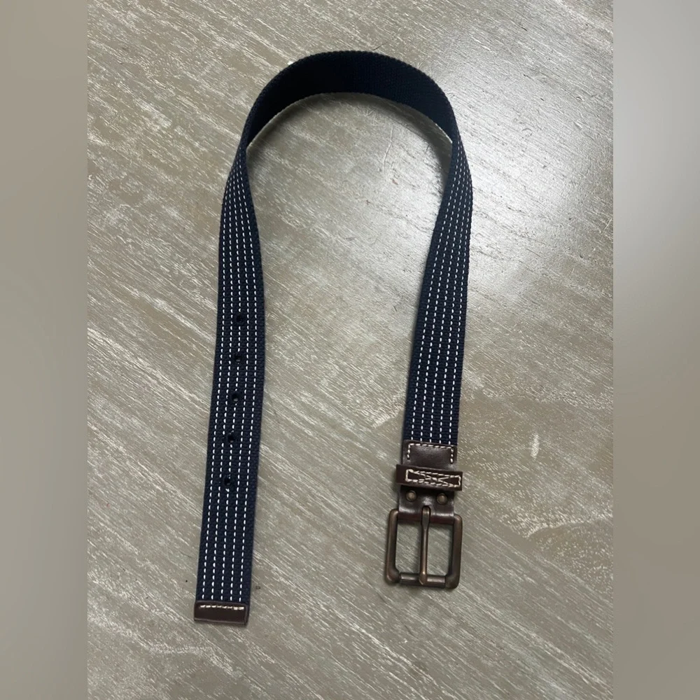 Gap youth boys belt. Blue with white stitching. Size 2-5T. Worn once.